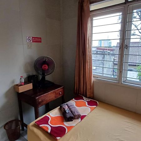 Hotel Kost Carmelia Syariah Baranangsiang Bogor Esterno foto